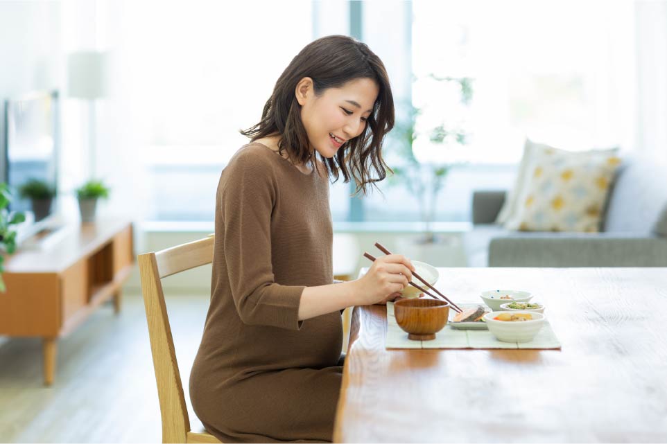 食事をしている妊婦