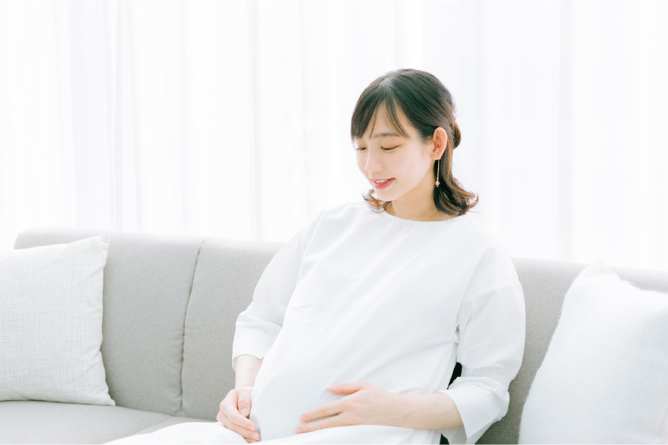 お腹を触っている妊婦