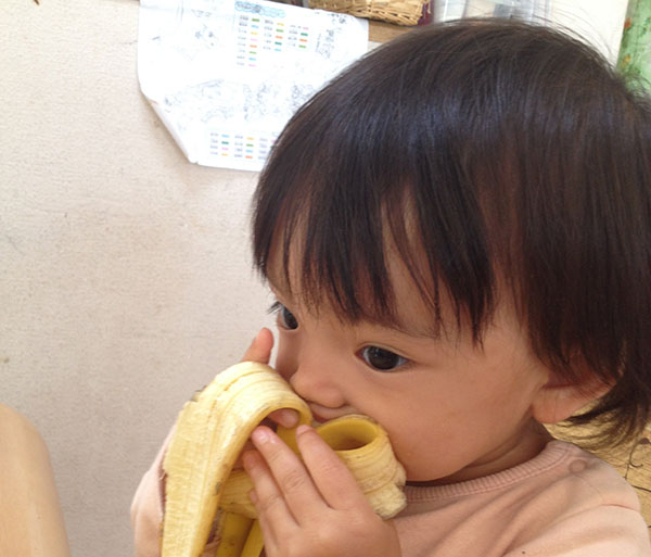バナナを食べるしほちゃん