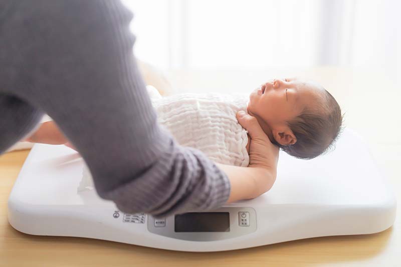 赤ちゃんの体重測定