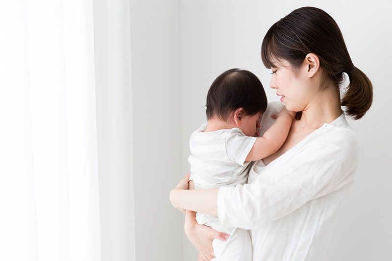 赤ちゃんを抱く女性