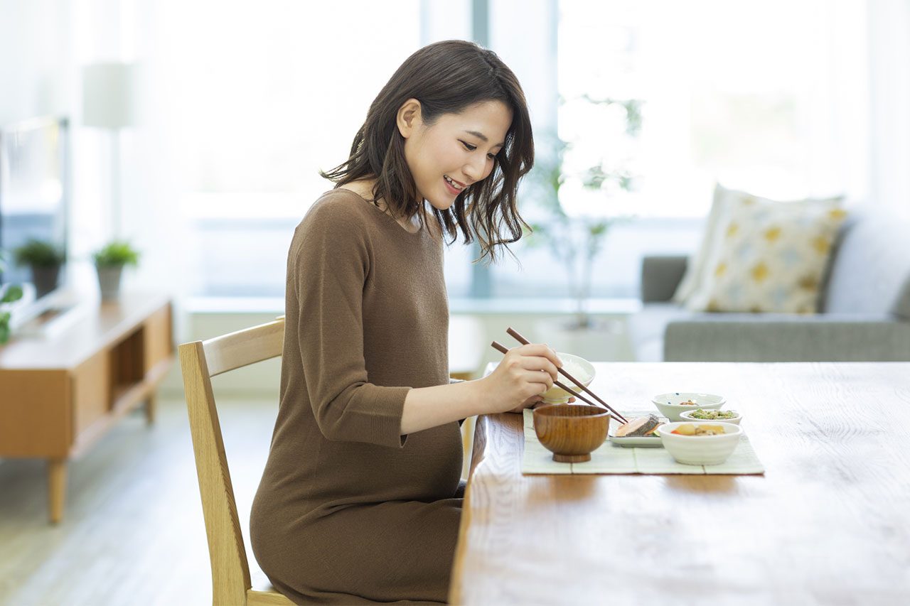 食事をしている妊婦さん