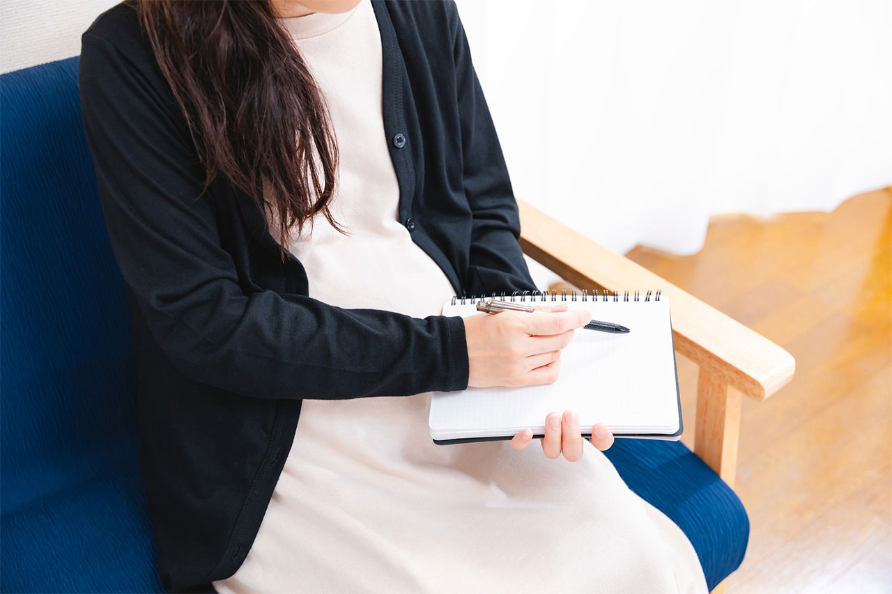 妊婦さんがノートに書きこんでいる様子