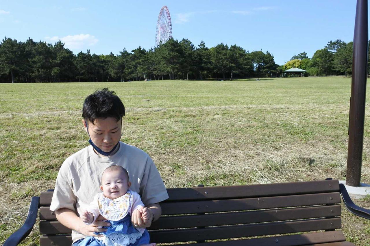 赤ちゃんとパパ公園スナップ写真