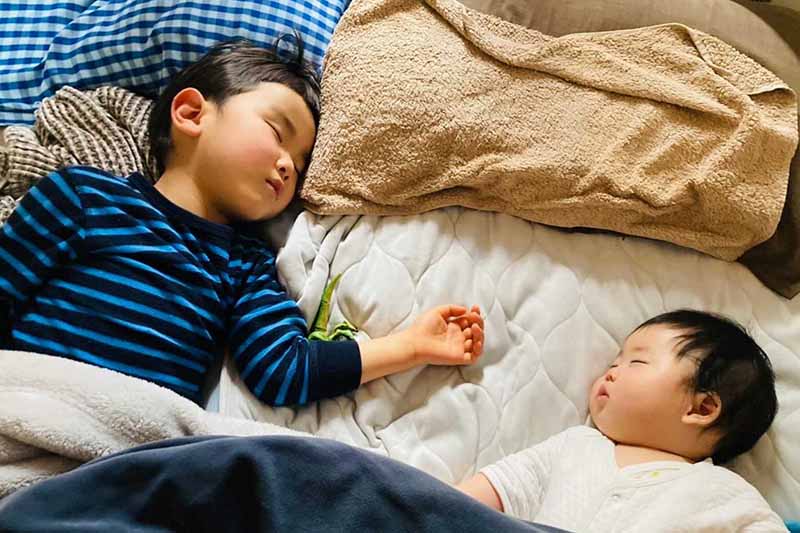 眠っている２人の子どもたち