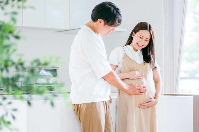 ママのお腹をさわるパパ