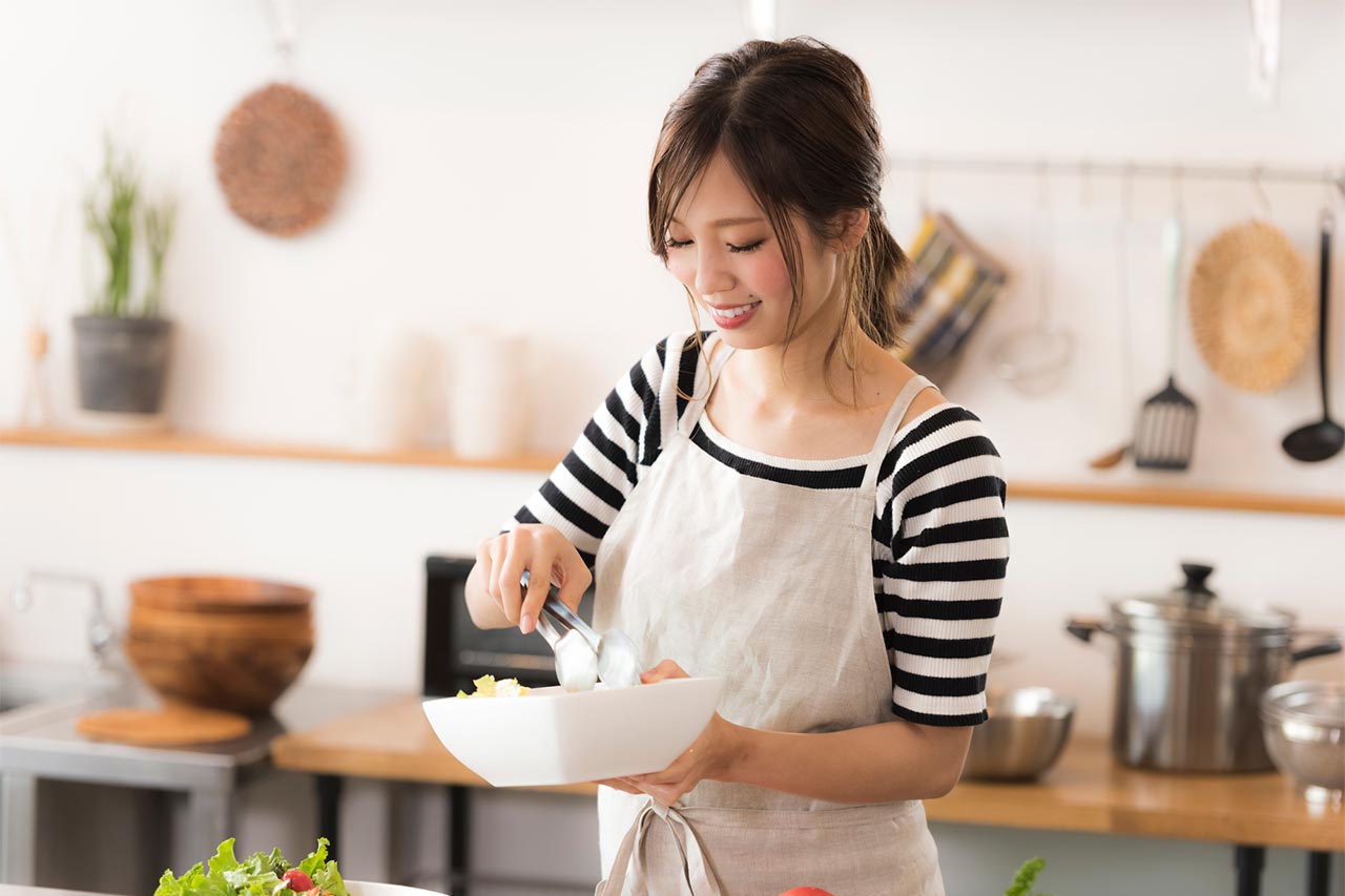 お料理をする女性